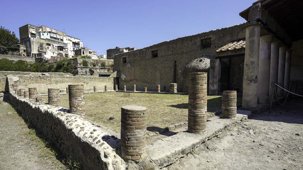 VI.1/5/7 Herculaneum. August 2021. 
Central baths, looking north-west across palaestra with columned portico. Photo courtesy of Robert Hanson.


